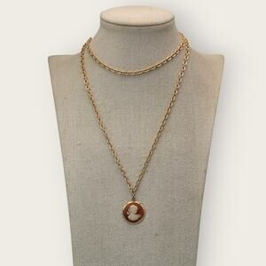 Cameo Pendant Vintage Gold Chain Necklace – 1970s Retro Revival